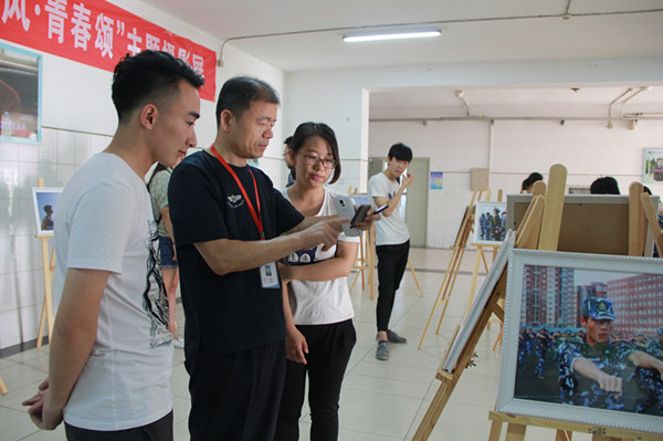 院报报社举办首届“迷彩风•青春颂” 主题摄影展