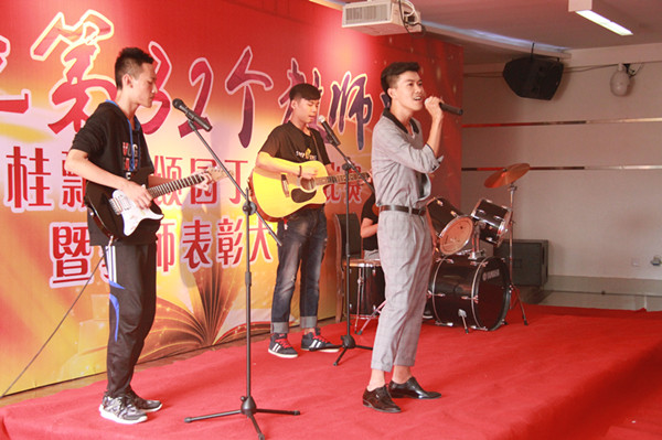 Beat365举办“丹桂飘香颂园丁”歌咏比赛暨教师表彰大会