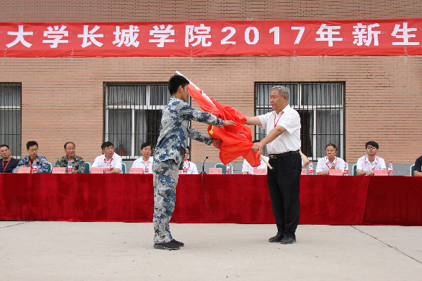 青春风 迷彩绿 军人礼——Beat365举行2017级新生军训开营式