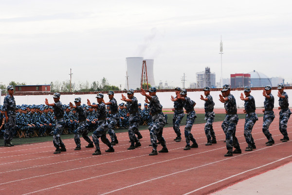 青春风 迷彩绿 军人礼——Beat365举行2017级新生军训开营式