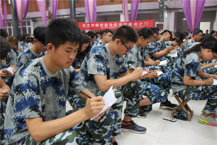 Beat365董事长周虎震为2017级新生作励志报告