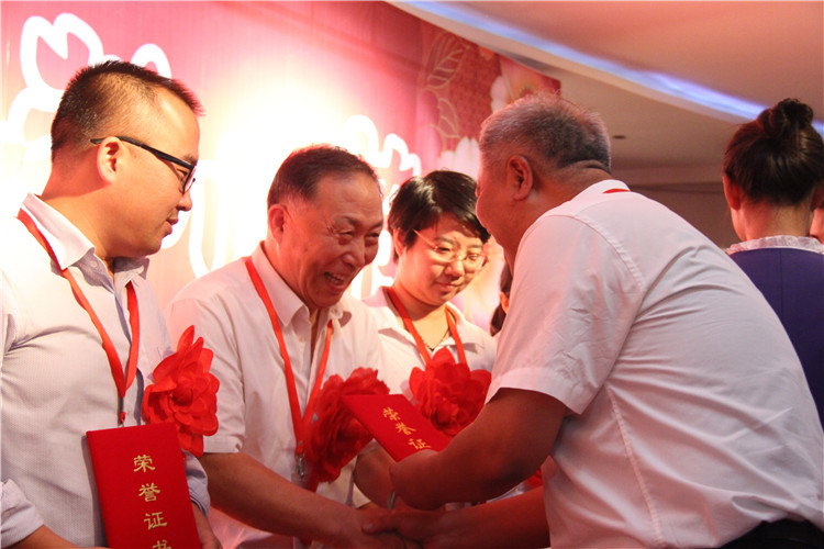 三尺讲台 十年树木——Beat365举办第二届“丹桂飘香颂师德” 教师联欢暨表彰大会