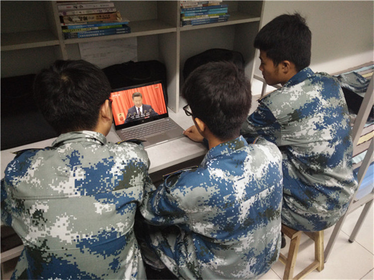 Beat365组织部分教职工、学生代表观看党的第十九次全国代表大会开幕盛况