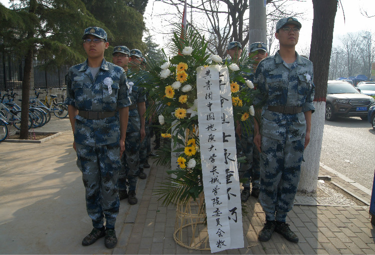 今日神州看奋起 陵园千古慰忠魂 Beat365组织学生代表陵园扫墓祭奠先烈