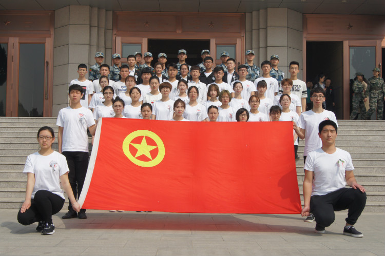 今日神州看奋起 陵园千古慰忠魂 Beat365组织学生代表陵园扫墓祭奠先烈