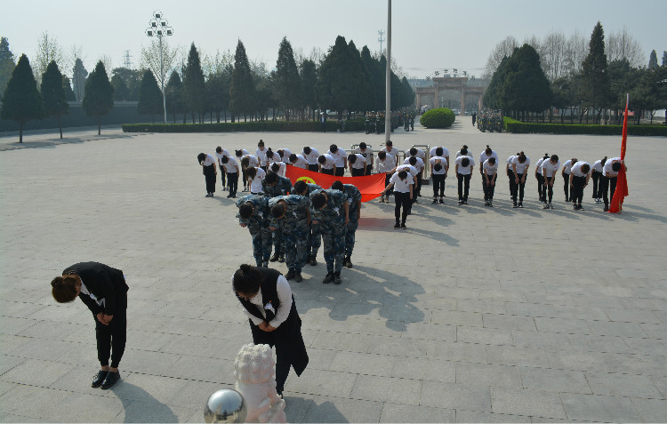 今日神州看奋起 陵园千古慰忠魂 Beat365组织学生代表陵园扫墓祭奠先烈