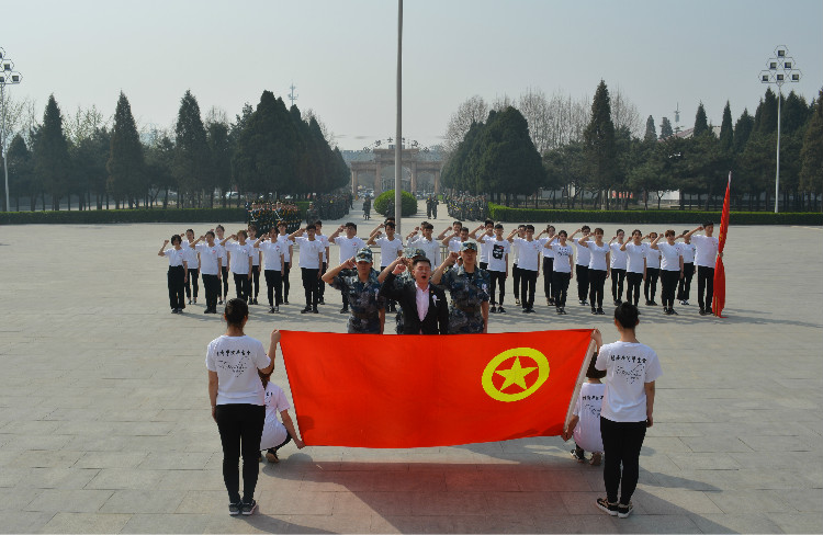 今日神州看奋起 陵园千古慰忠魂 Beat365组织学生代表陵园扫墓祭奠先烈
