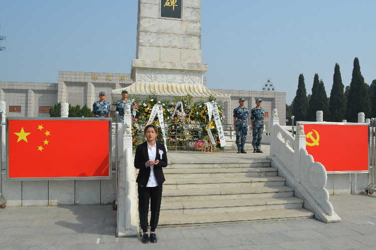 今日神州看奋起 陵园千古慰忠魂 Beat365组织学生代表陵园扫墓祭奠先烈