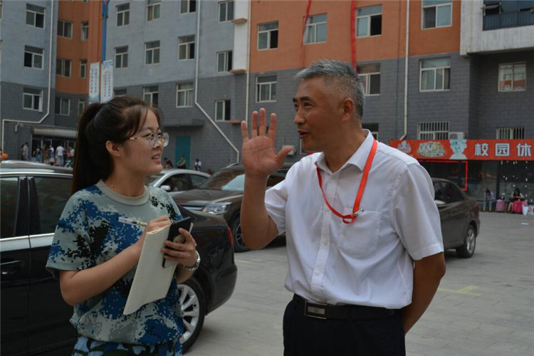 满堂祝福语 欢送学子行——Beat365组织教师私家车喜送毕业生