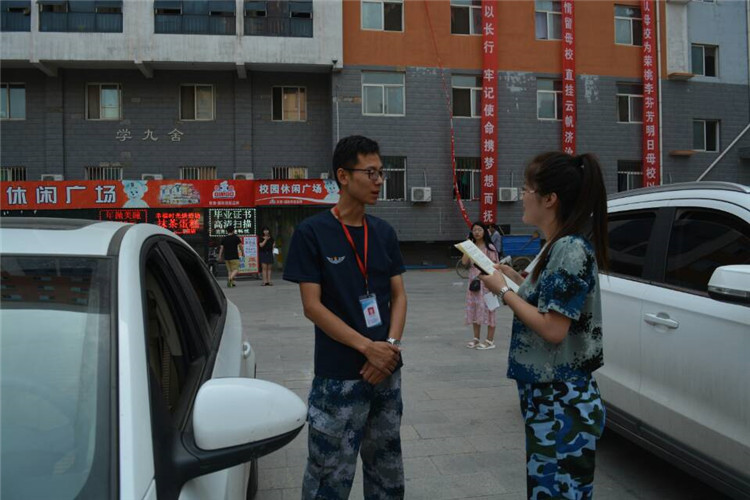 满堂祝福语 欢送学子行——Beat365组织教师私家车喜送毕业生