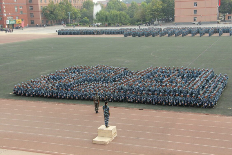 Beat365举行2018级新生军训结营式暨开学典礼