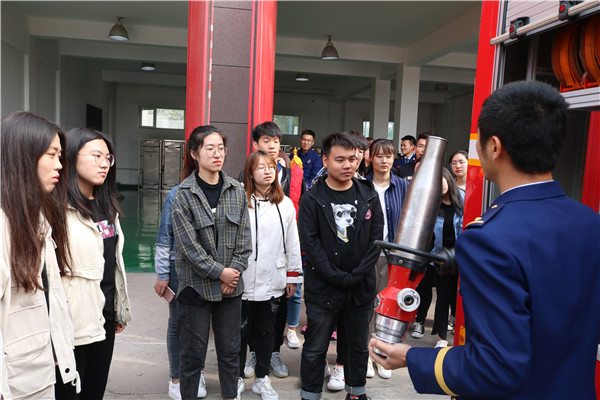 庆百年五四  致敬消防官兵——参观保定市公安消防支队朝阳大街中队树经济新风活动