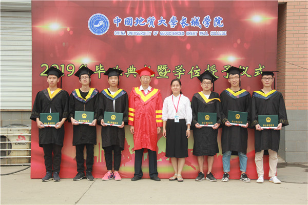 来时红脸  别时红眼——二级学院分别举行2019年毕业典礼暨学位授予仪式