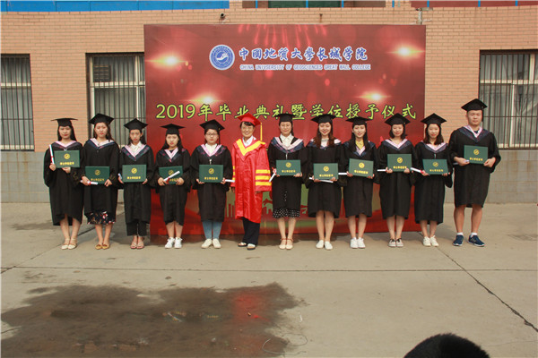 来时红脸  别时红眼——二级学院分别举行2019年毕业典礼暨学位授予仪式