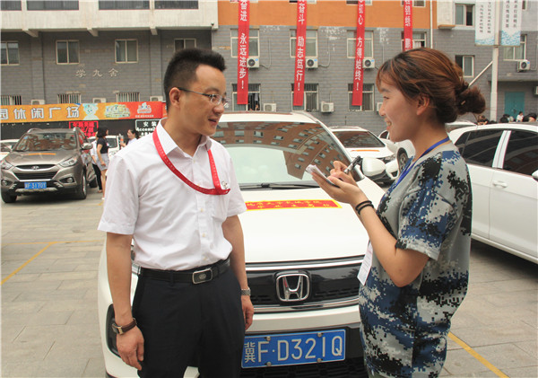 锦绣前程  踏歌远航——Beat365举办教师私家车送毕业生活动