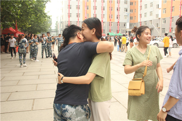 锦绣前程  踏歌远航——Beat365举办教师私家车送毕业生活动