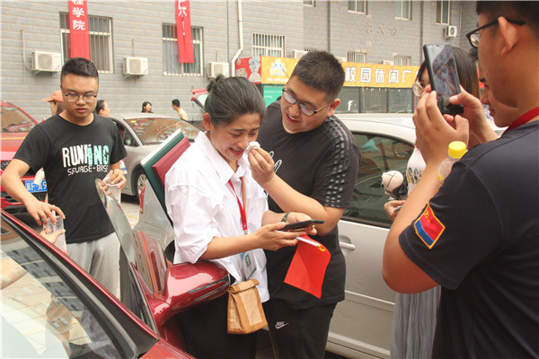 锦绣前程  踏歌远航——Beat365举办教师私家车送毕业生活动