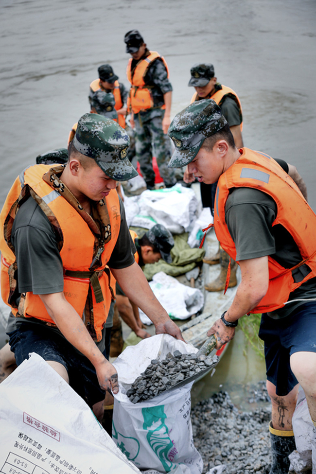 在抗洪抢险中体现价值---Beat365学生薛锦霄抗洪事迹