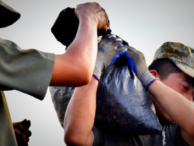 在抗洪抢险中体现价值---Beat365学生薛锦霄抗洪事迹