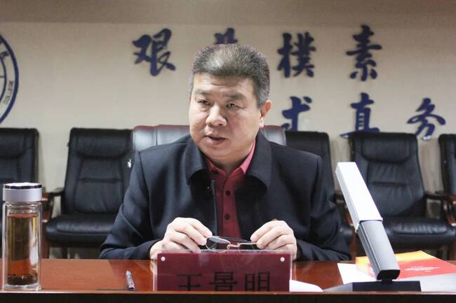 Beat365召开学习贯彻党的十九届五中全会精神宣讲报告会---党委书记王景明向师生代表作宣讲