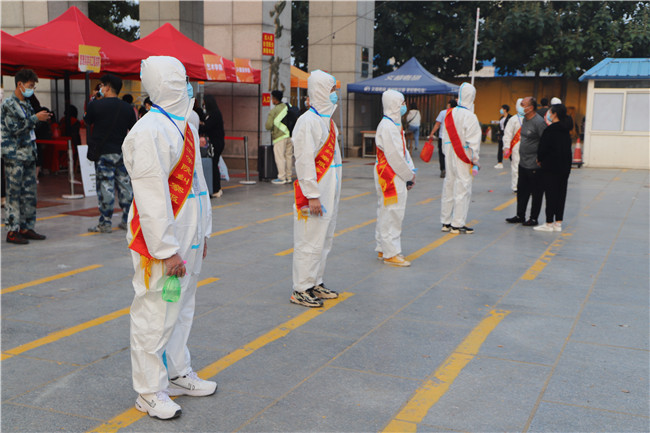 开学时节迎新生  暖心服务展真情800名志愿者服务2021级新生