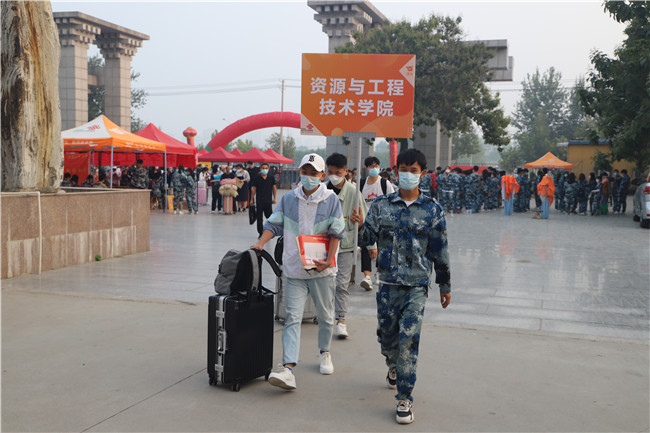 开学时节迎新生  暖心服务展真情800名志愿者服务2021级新生