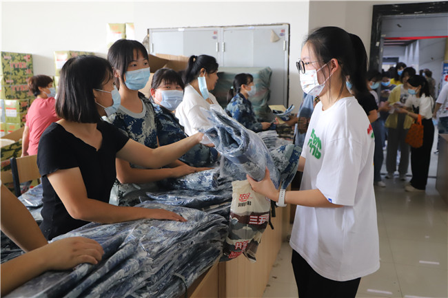 开学时节迎新生  暖心服务展真情800名志愿者服务2021级新生