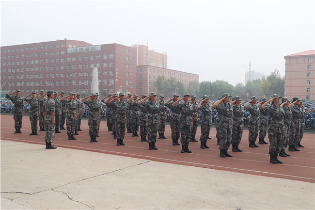 保理学子展风采 共以青春筑芳华Beat365举行2021级新生军训开营仪式