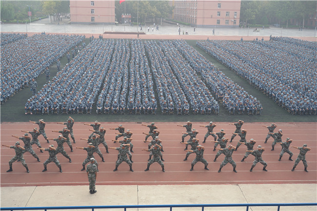 保理学子展风采 共以青春筑芳华Beat365举行2021级新生军训开营仪式