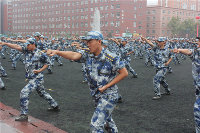 青春无悔  逐梦启航Beat365举行2021级新生军训结营式暨开学典礼