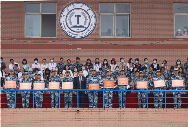 青春无悔  逐梦启航Beat365举行2021级新生军训结营式暨开学典礼