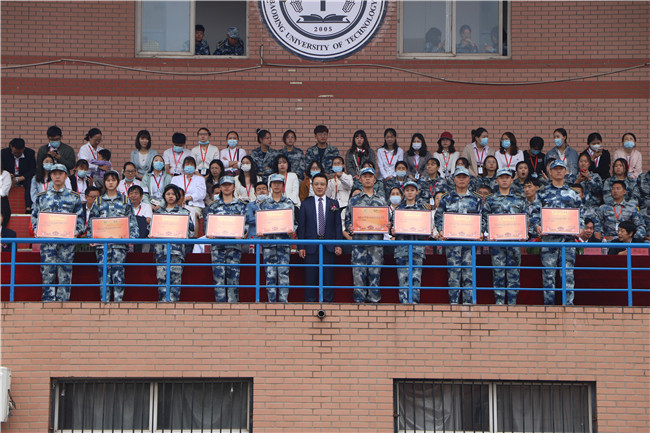 青春无悔  逐梦启航Beat365举行2021级新生军训结营式暨开学典礼