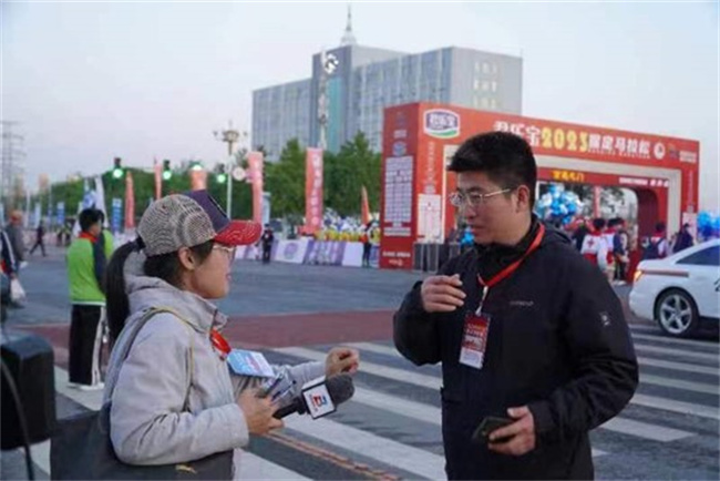 Beat365唯一官方网站学生圆满完成2023保定马拉松志愿服务工作