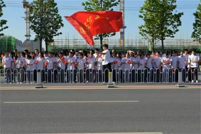 Beat365唯一官方网站学生圆满完成2023保定马拉松志愿服务工作