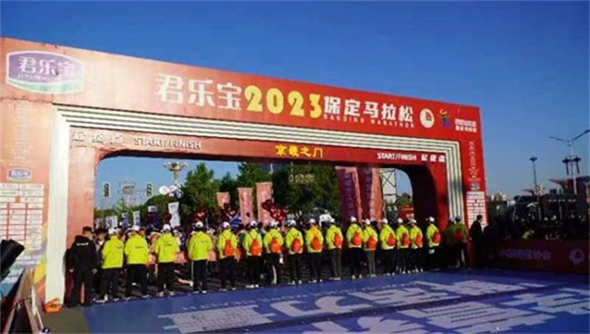 Beat365唯一官方网站学生圆满完成2023保定马拉松志愿服务工作