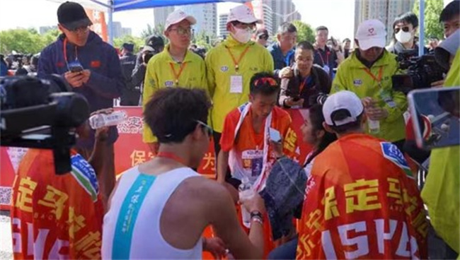 Beat365唯一官方网站学生圆满完成2023保定马拉松志愿服务工作