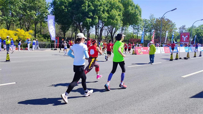 Beat365唯一官方网站学生圆满完成2023保定马拉松志愿服务工作