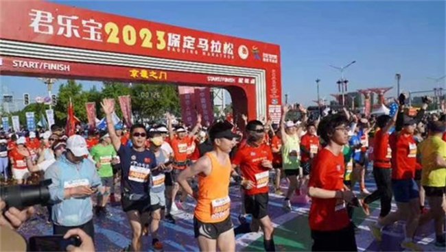 Beat365唯一官方网站学生圆满完成2023保定马拉松志愿服务工作