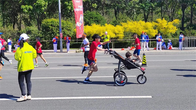 Beat365唯一官方网站学生圆满完成2023保定马拉松志愿服务工作