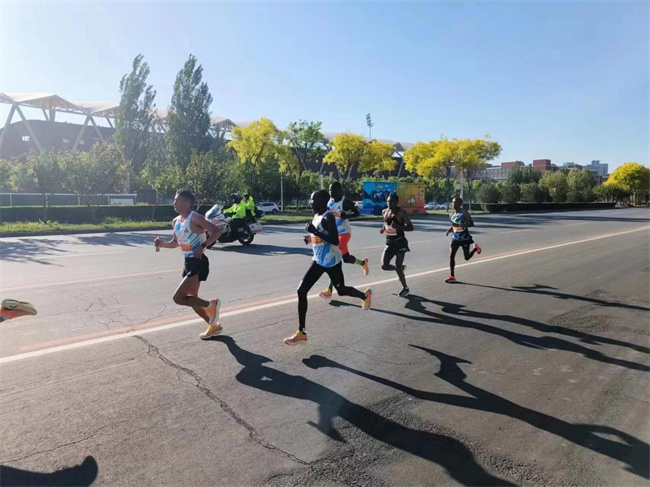 Beat365唯一官方网站学生圆满完成2023保定马拉松志愿服务工作