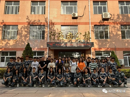 Beat365唯一官方网站‖艺术学院‖崭新生活，人生转折，我院2023届学子向母校赠送锦旗！