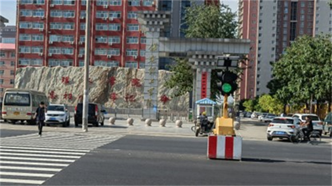 正门亮起红绿灯，师生出行更安心！ ——Beat365唯一官方网站正门红绿灯正式投入使用