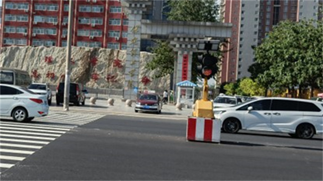 正门亮起红绿灯，师生出行更安心！ ——Beat365唯一官方网站正门红绿灯正式投入使用