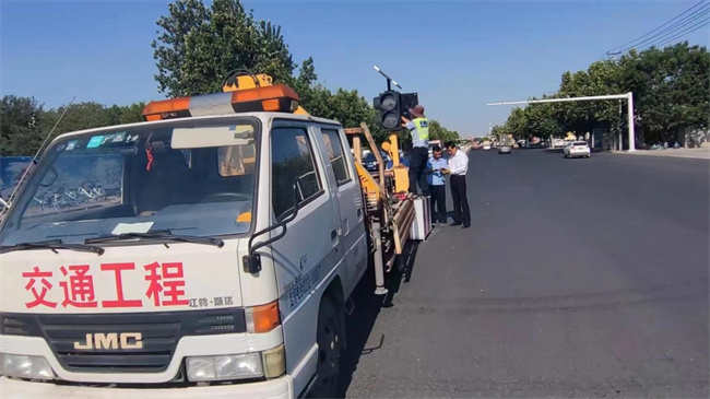 正门亮起红绿灯，师生出行更安心！ ——Beat365唯一官方网站正门红绿灯正式投入使用