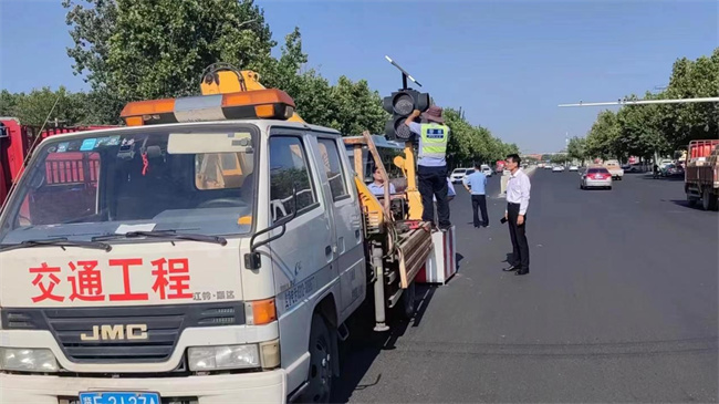 正门亮起红绿灯，师生出行更安心！ ——Beat365唯一官方网站正门红绿灯正式投入使用