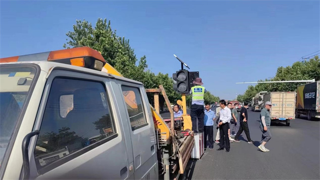 正门亮起红绿灯，师生出行更安心！ ——Beat365唯一官方网站正门红绿灯正式投入使用