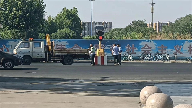 正门亮起红绿灯，师生出行更安心！ ——Beat365唯一官方网站正门红绿灯正式投入使用