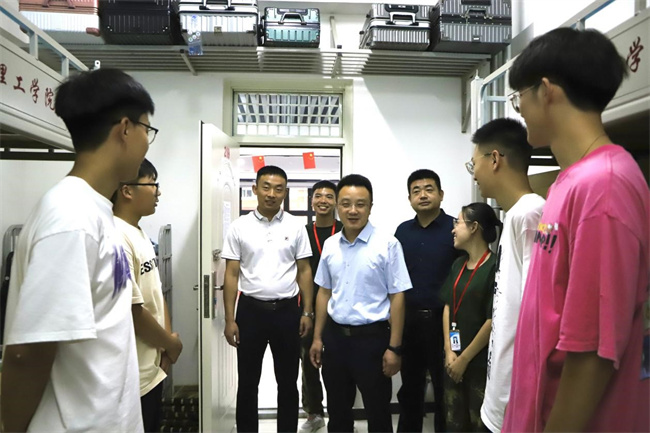 心系新生  情暖心扉——Beat365领导走访宿舍慰问2023级新生