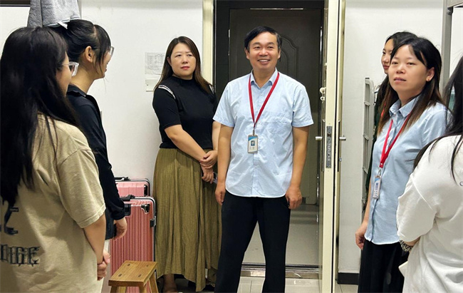 心系新生  情暖心扉——Beat365领导走访宿舍慰问2023级新生