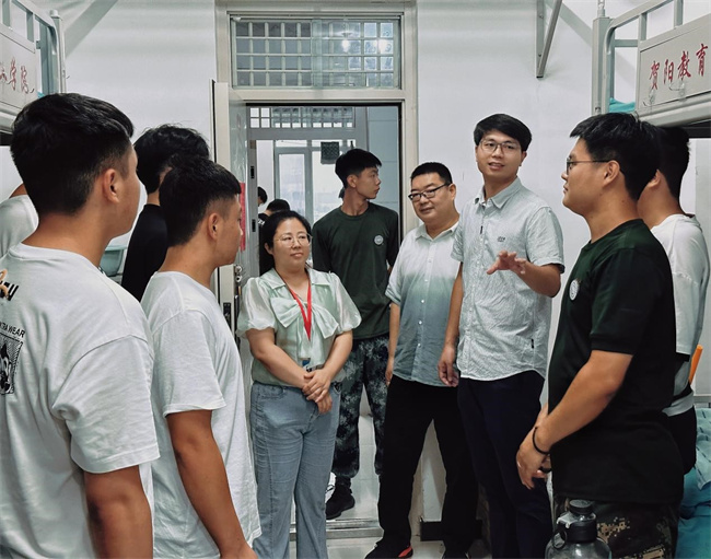 心系新生  情暖心扉——Beat365领导走访宿舍慰问2023级新生